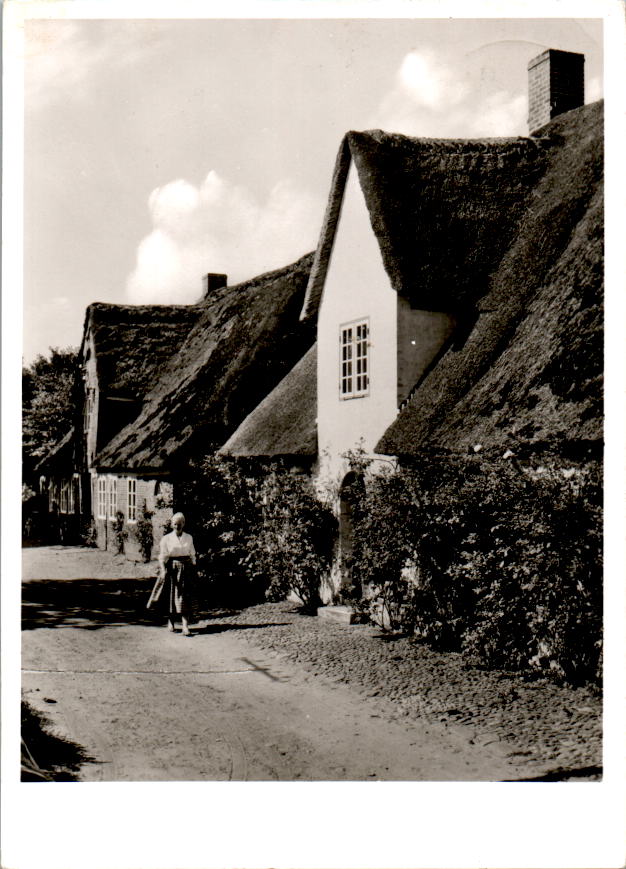 dorfstraße auf föhr mit älterer dame