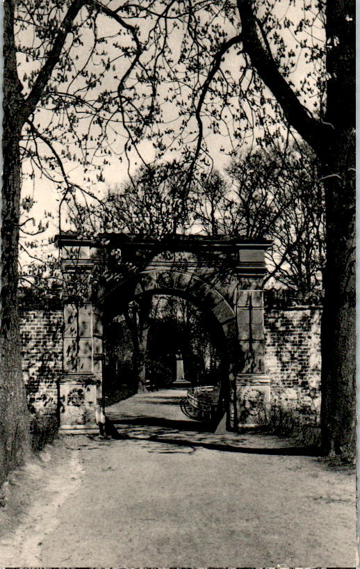 eingang zum husumer schloßpark mit denkmal theodor storm