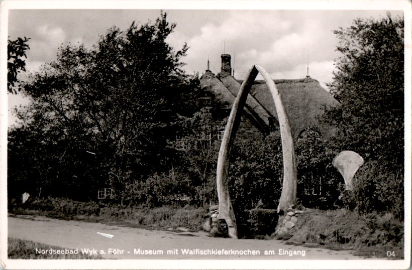 wyk auf föhr, museum mit walfisch-kieferknochen am eingang