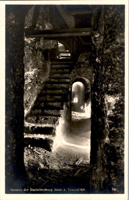 inneres der raubritterburg stein am traun