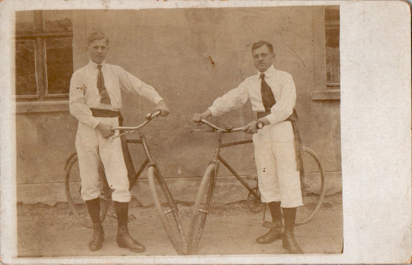 altes Foto junge Herren mit Fahrrädern