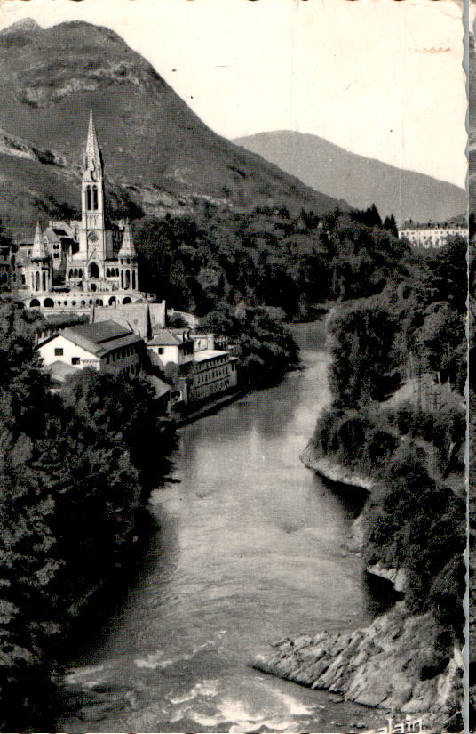 lourdes, la basilique et le gave