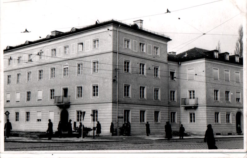 foto gebäude mit menschen davor