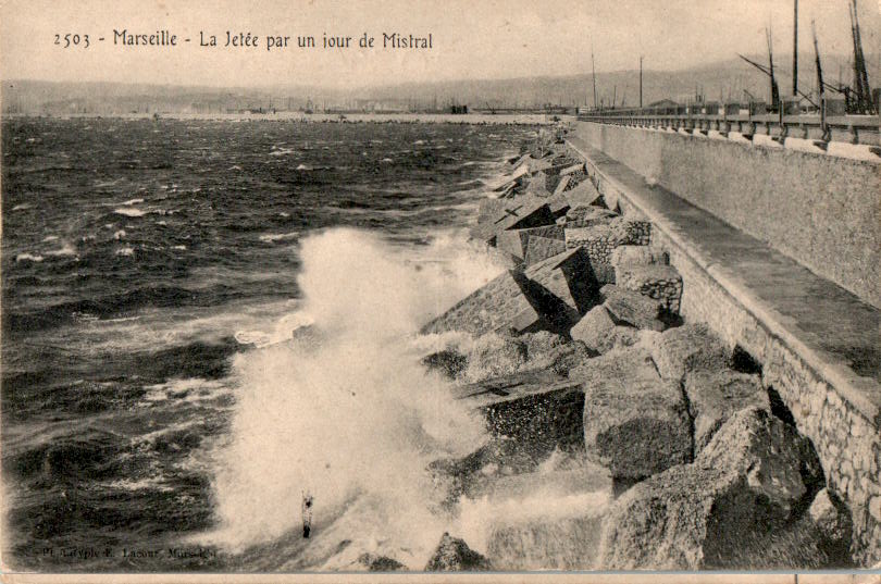 marseille, la jetee par un jour de mistral