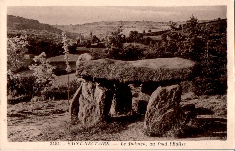 saint-nectaire, le dolmen, au fond l'eglise