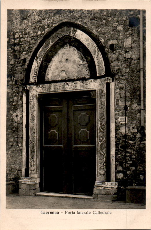 taormina, porta laterale cattedrale