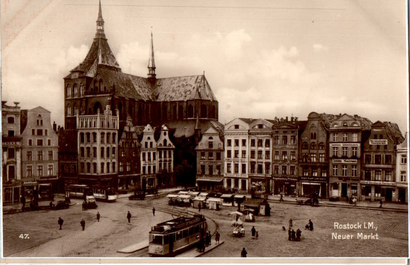 rostock, neuer markt mit straßenbahn