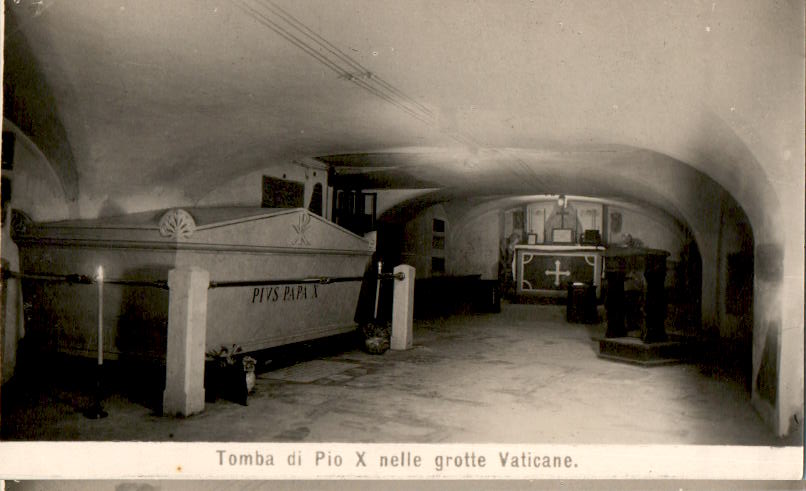 tomba di pio x nelle grotte vaticano