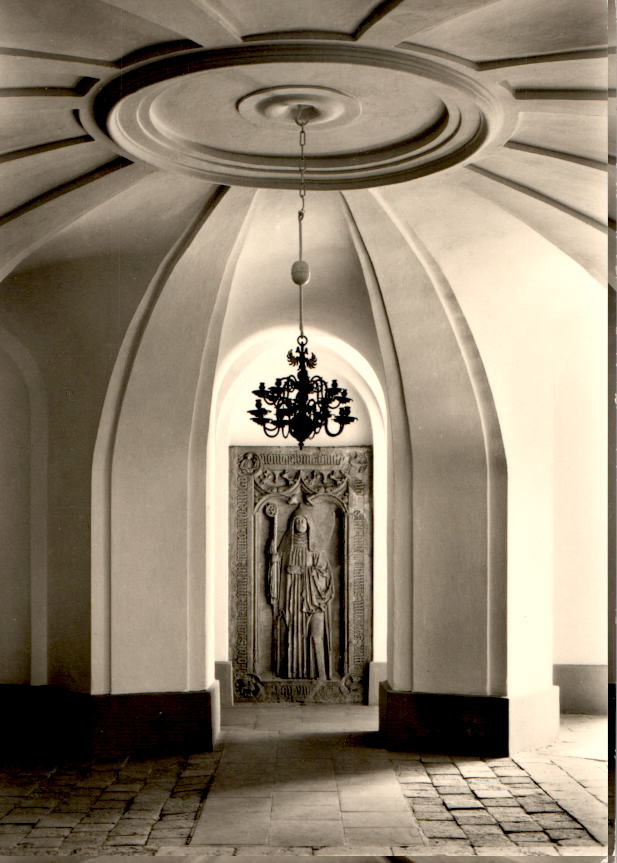 kloster medingen, halle mit grabstein