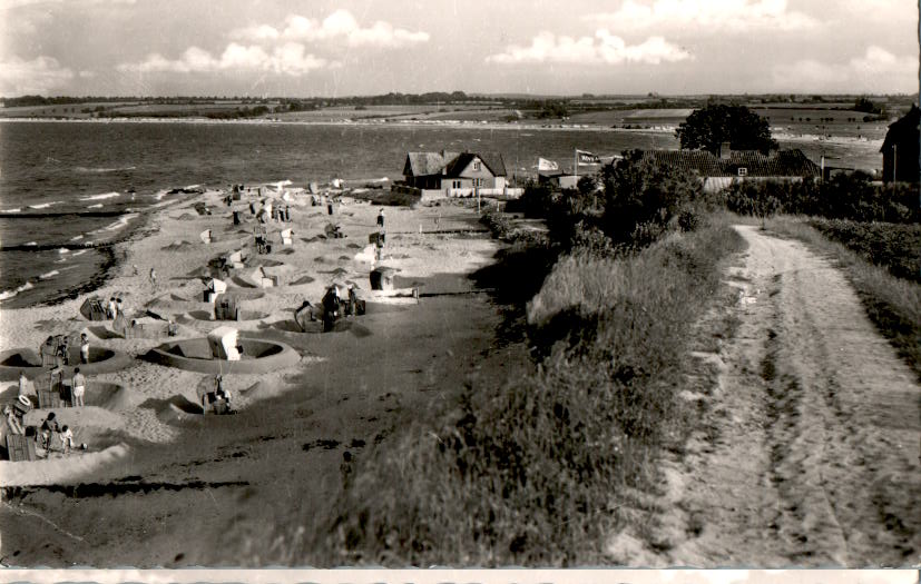 hohwacht, uferweg mit strand