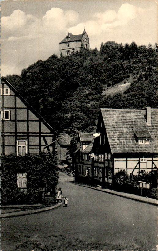 schwalenberg/lippe, einfahrt zur stadt mit burgberg