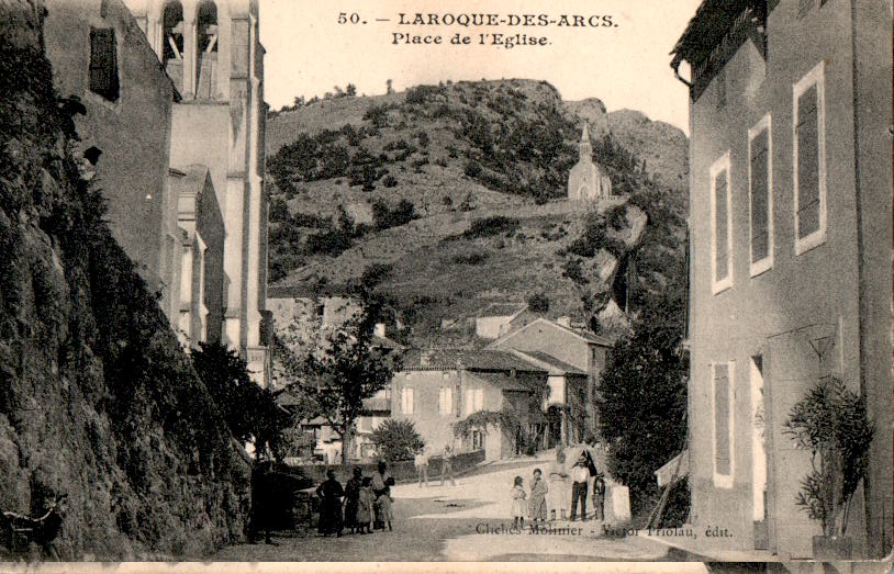 laroque-des-arcs, place de l'eglise