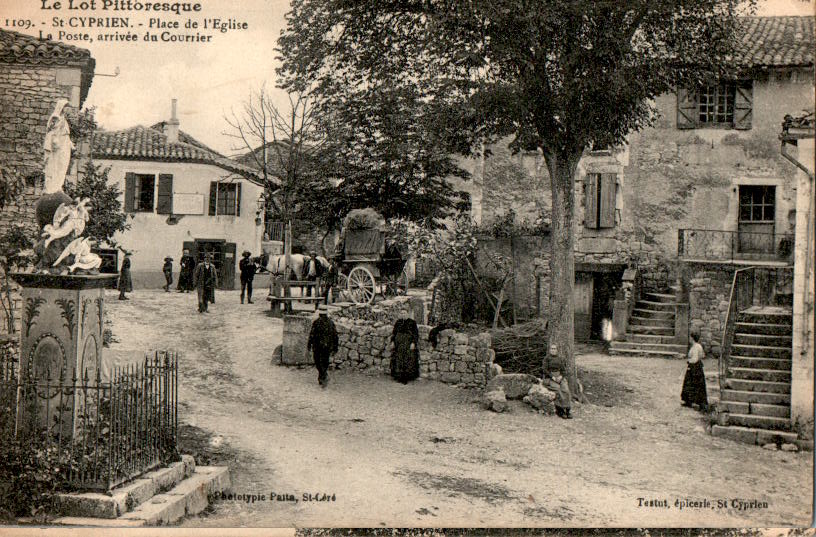 st cyprien, place de l'eglise, arrivee du courrier