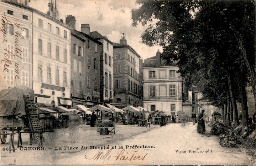 cahors, la place du marche et la prefecture