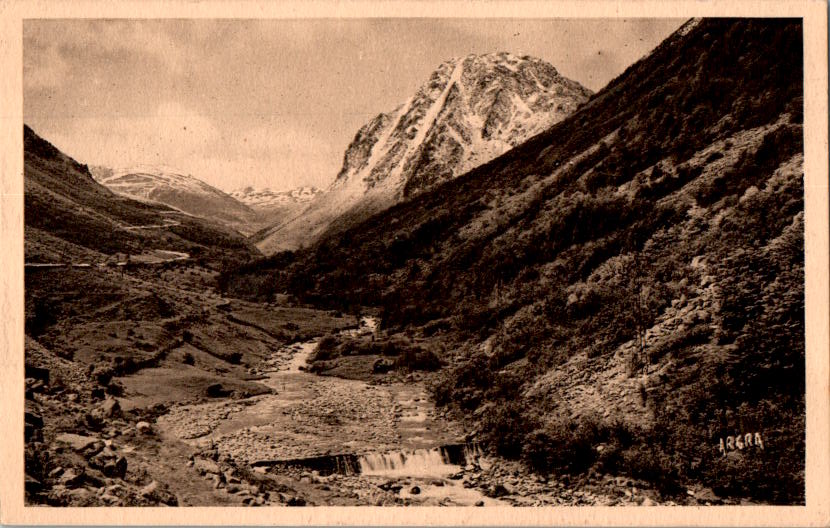 les pyrenees, l'ariege en aval de l'hospitalet