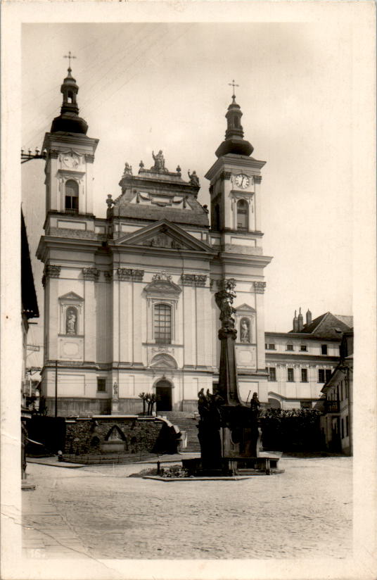 sternberk, mähren, kirche mit kriegerdenkmal