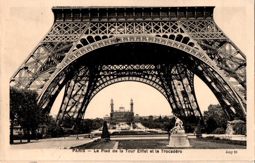 paris, le pied de la tour eiffel, 1935