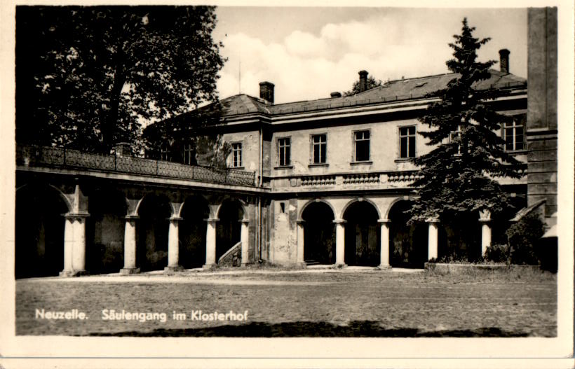 neuzelle, säulengang im klosterhof