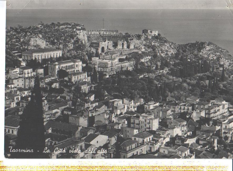 taormina, la citta vista dall'alto