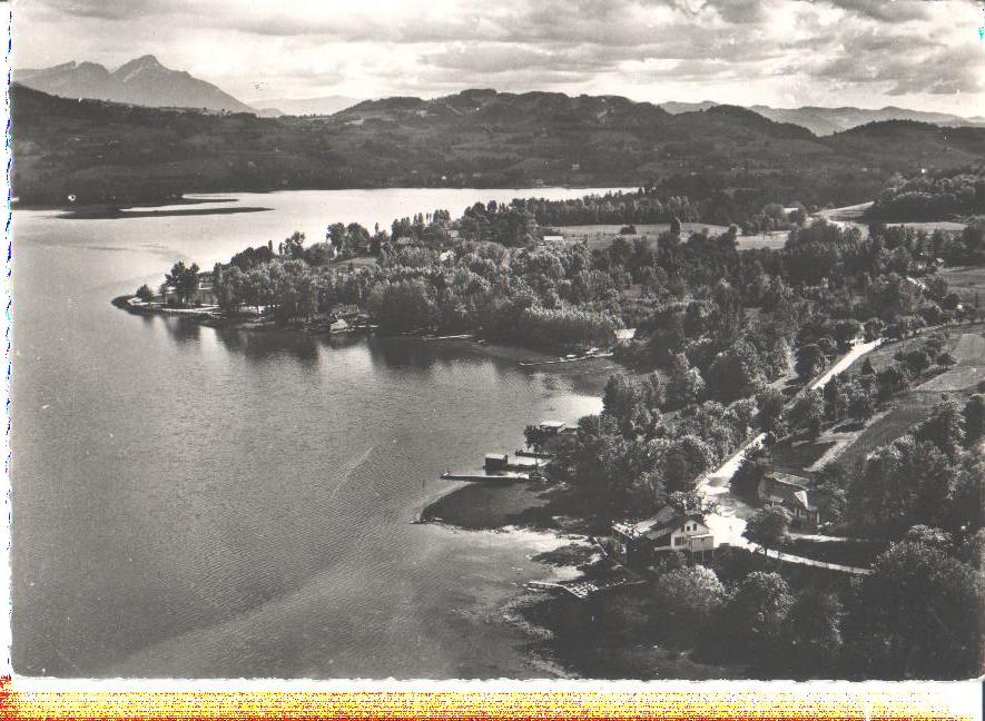 le lac d'aiguebelette a st. alban de montbel (savoie)