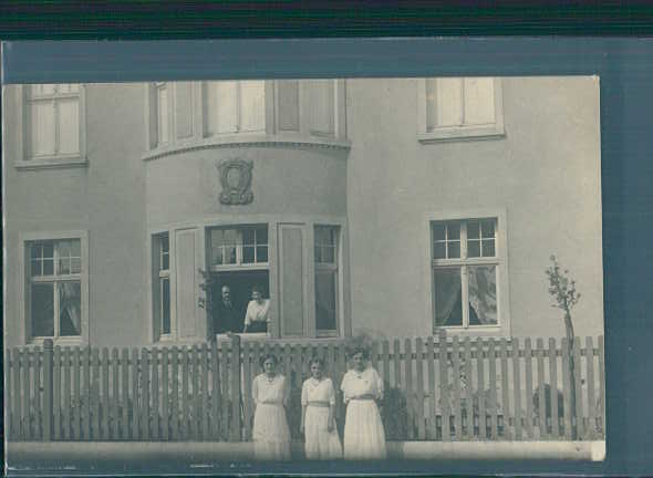 3 frauen vor einem haus, velbert