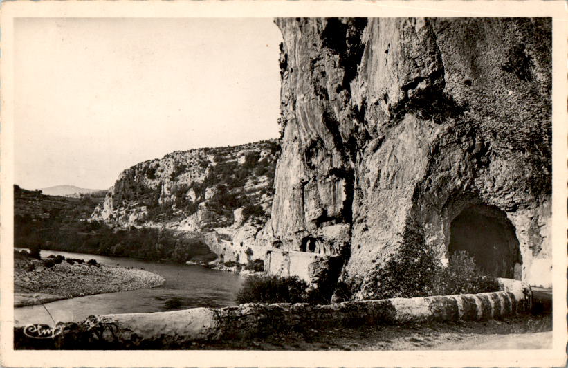 cpa vallon (ardeche), rue du pont d'arc, un tunnel