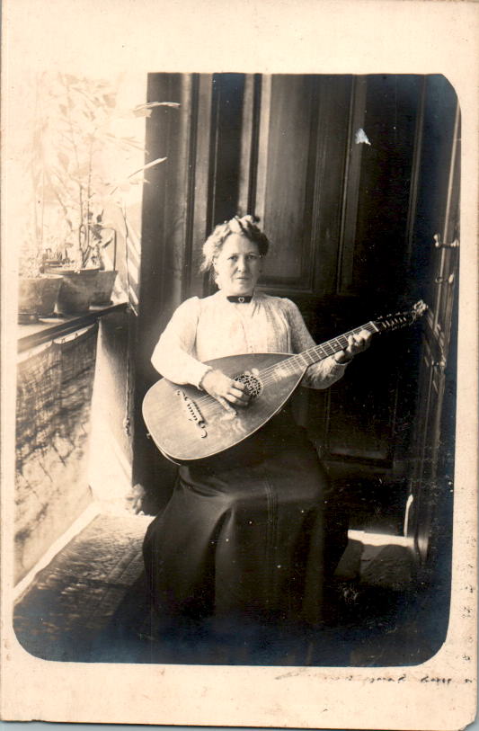 altes foto frau mit saiteninstrument