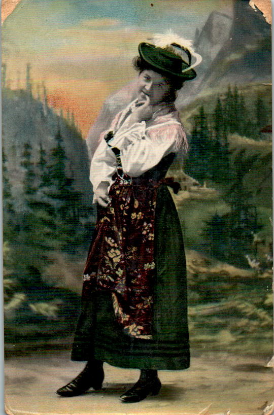 dame in tracht mit finger am mund, alte fotokarte, viele starke knicke