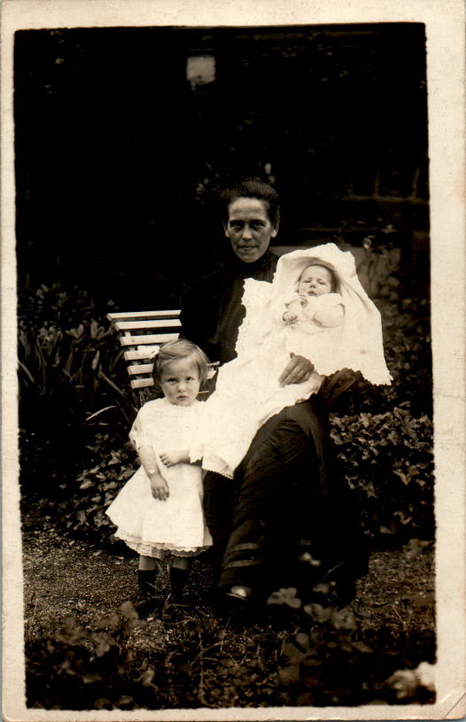 alte foto ak, dame mit zwei kindern im garten