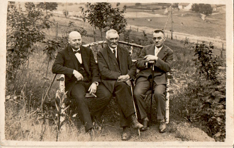 altes foto, 3 herren auf birken-bank mit zigarre und stock