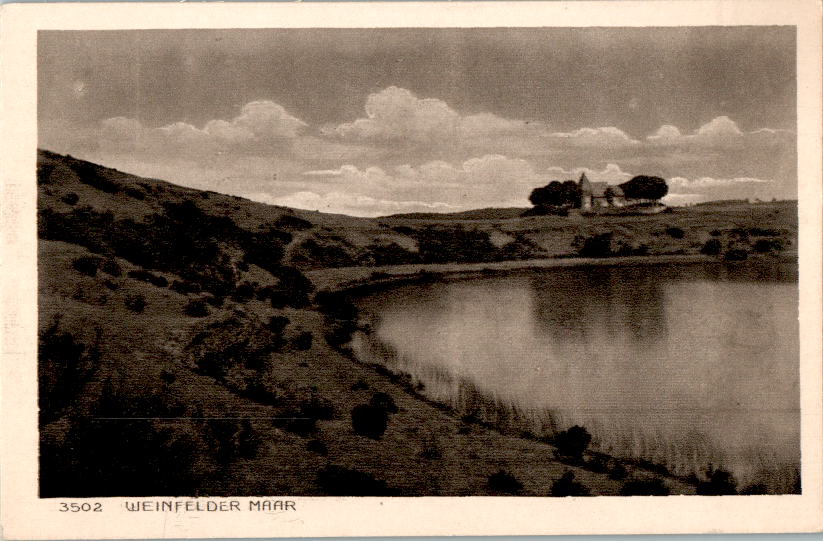 eifel, weinfelder maar mit kapelle